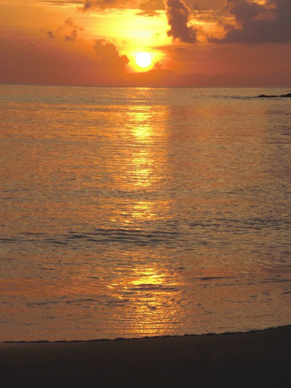 Entspannender Sonnenuntergang am Strand
